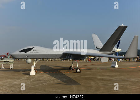 Zhuhai, la Cina della provincia di Guangdong. 2° Nov, 2016. Un'ala Loong II drone (UAV) viene visualizzato all'undicesimo China International Aviation e salone aerospaziale di Zhuhai, Cina del sud della provincia di Guangdong, nov. 2, 2016. © Liang Xu/Xinhua/Alamy Live News Foto Stock