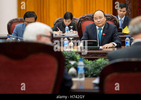 Hanoi, Vietnam. 31 ott 2016. Il primo ministro del Vietnam Nguyen Xuan Phuc in conversazione con Frank-Walter Steinmeier, ministro degli Affari Esteri di Germania, nella Casa Bianca - la residenza ufficiale del Primo Ministro vietnamita - ad Hanoi, Vietnam, 31 ottobre 2016. La visita era parte di Steinmeier tre-giorni di tour della Repubblica socialista del Vietnam. Foto: Gregor Fischer/dpa/Alamy Live News Foto Stock