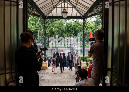 Hanoi, Vietnam. 31 ott 2016. Frank-Walter Steinmeier, ministro degli Affari Esteri di Germania, partecipa a un incontro con il Ministro degli esteri del Vietnam, Pham Binh Minh, ad Hanoi, Vietnam, 31 ottobre 2016. La visita era parte di Steinmeier tre-giorni di tour della Repubblica socialista del Vietnam. Foto: Gregor Fischer/dpa/Alamy Live News Foto Stock