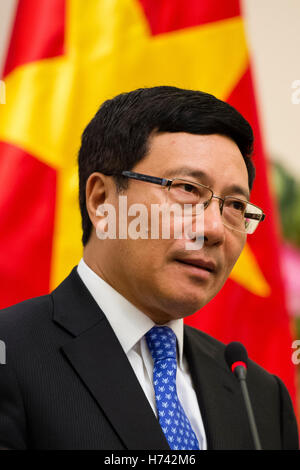 Hanoi, Vietnam. 31 ott 2016. Il ministro degli Affari esteri e Vice primo ministro del Vietnam Pham Binh Minh parlando con i giornalisti dopo colloqui bilaterali con Frank-Walter Steinmeier, ministro degli Affari Esteri della Germania, ad Hanoi, Vietnam, 31 ottobre 2016. La visita era parte di Steinmeier tre-giorni di tour della Repubblica socialista del Vietnam. Foto: Gregor Fischer/dpa/Alamy Live News Foto Stock