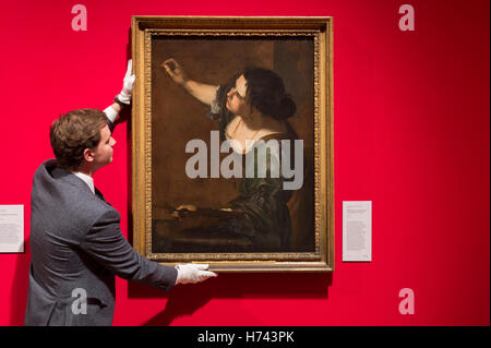 La Queen's Gallery e Buckingham Palace, London, Regno Unito. 3 Novembre, 2016. Ritratti da artisti di Rubens e Rembrandt a Hockney e il Duca di Edimburgo vai sul display nella nuova mostra presso la Queen's Galleria in una mostra dal 4 novembre 2016 al 17 aprile 2017. Foto: Artemisia Gentileschi, Autoritratto come allegoria della pittura (la Pittura), c.1638-9, con un membro del personale della Gallery. Credito: Malcolm Park/Alamy Live News. Foto Stock