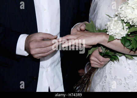 L uomo e la donna lo scambio di anelli di nozze Foto Stock