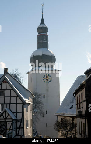 Torre dell Orologio nella città vecchia di Arnsberg, regione di Sauerland, Renania settentrionale-Vestfalia Foto Stock