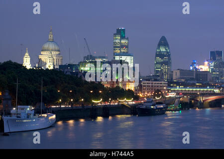 City of London skyline notturno, la Cattedrale di San Paolo, Swiss Re Tower, London, England, Regno Unito, Europa Foto Stock