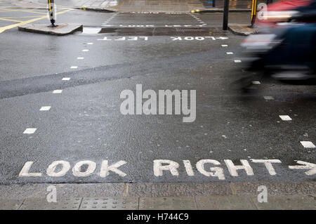 Attraversamento pedonale, "guardare a destra', London, England, Regno Unito, Europa Foto Stock