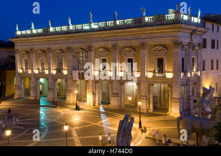 Musei Capitolini nel Palazzo dei Conservatori sulla piazza del Campidoglio, di notte, Roma, Italia, Europa Foto Stock