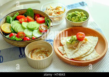 Pasto sano con organici di pomodoro insalata verde, pane naan e dessert Foto Stock