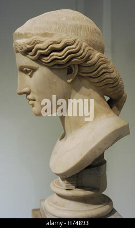 Artemis (Ariccia tipo). Copia Late-Hadrianic (ANNUNCIO 130-140) di un originale greco della seconda metà del V secolo A.C. Museo Archeologico Nazionale di Napoli. L'Italia. Foto Stock