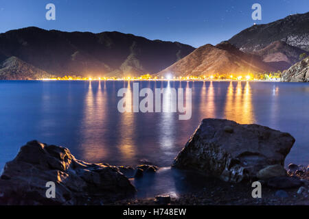 Cielo notturno sotto la baia di Adrasan. villaggio posizione, Distretto di Kemer, Provincia di Antalya, Turchia. Foto Stock