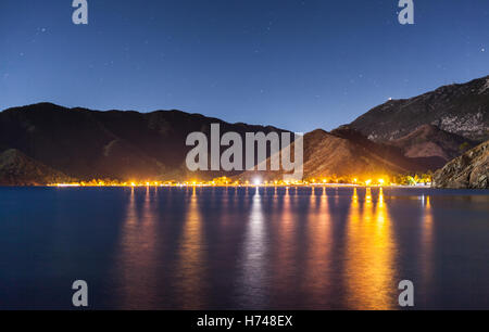 Cielo notturno sotto Adrasan bay. Adrasan village posizione, Distretto di Kemer, Provincia di Antalya, Turchia. Foto Stock