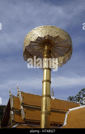 Struttura ad ombrello vicino al golden stupa di Wat Phra That Doi Suthep, Chiang Mai, Thailandia Foto Stock