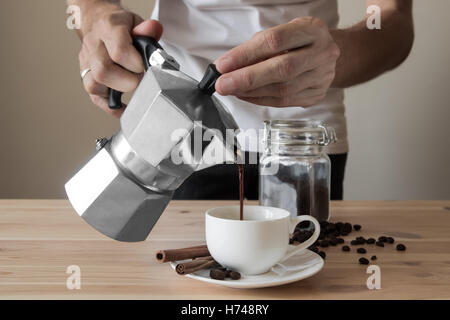 Versare il caffè al di fuori del caffè italiano pot Foto Stock