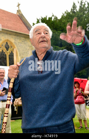 Celebrity chef Antonio Carluccio in apertura di Bramshott giardini aperti, vicino a Liphook, Hampshire, Regno Unito, Giugno 2016. Foto Stock