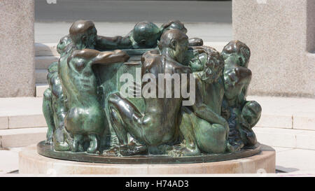 Ivan Mestrovic 'bene della vita' scultura si trova nella parte anteriore del Croatian National Theatre. Foto Stock