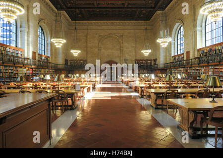 La Rosa Sala di lettura principale è una pietra miliare nella Biblioteca Pubblica di New York sulla Fifth Avenue, UYC, STATI UNITI D'AMERICA Foto Stock