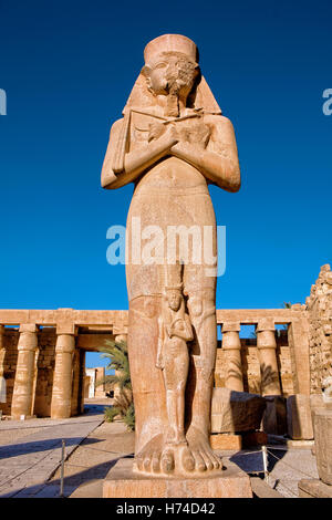 Statua di Ramses II al Tempio di Karnak Luxor Egitto. Foto Stock