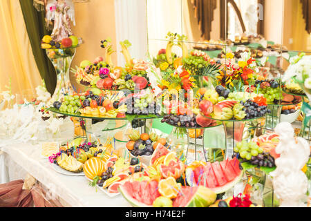 Altra frutta fresca sul matrimonio di tavola a buffet Foto Stock