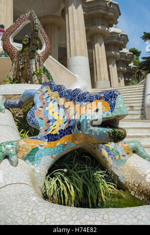 Barcellona, Spagna - 4 agosto 2016: dettaglio del grande drago lucertola o salamander in Parc Guell. Foto Stock