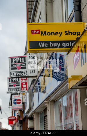 Svuotare i negozi per la vendita/leasing su Scunthorpe High Street, Lincolnshire Foto Stock