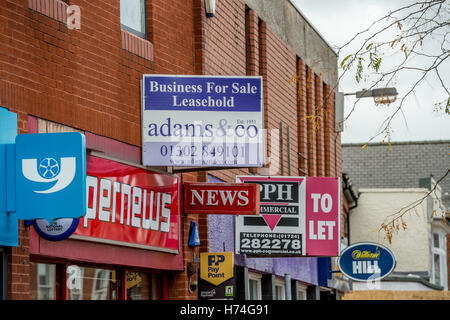 Svuotare i negozi per la vendita/leasing su Scunthorpe High Street, Lincolnshire Foto Stock