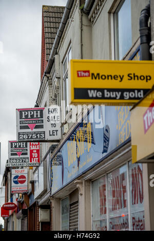 Svuotare i negozi per la vendita/leasing su Scunthorpe High Street, Lincolnshire Foto Stock