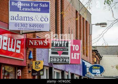 Svuotare i negozi per la vendita/leasing su Scunthorpe High Street, Lincolnshire Foto Stock