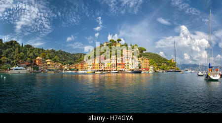 Portofino, Vista panoramica con le sue case colorate - Mar Ligure, Riviera Ligure, Italia Foto Stock