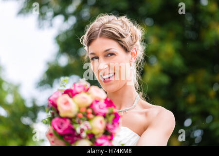 Sposa abiti da sposa con bouquet nuziale Foto Stock