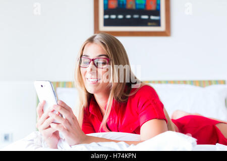 Donna telefono talk parla di lingua parlata parlare parlare chattare nattering esseri umani gli esseri umani persone folk umano delle persone Foto Stock