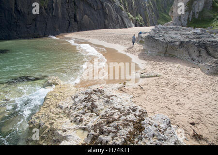 Ballintoy Harbour Beach; nella contea di Antrim, Irlanda del Nord, Regno Unito Foto Stock