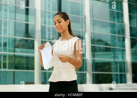 Young Business Woman chiude il suo lavoro con contratto di strappo Foto Stock