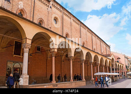 La Chiesa di Santa Maria dei Servi si trova sulla Via di Roma, la sua rumorosa strada turistica situato nel centro storico della città Foto Stock