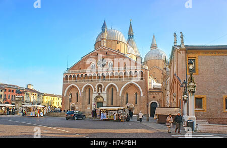 La Basilica di Sant'Antonio di Padova, situato sulla Piazza del Santo, grande piazza con negozi di souvenir sempre pieno di turisti Foto Stock