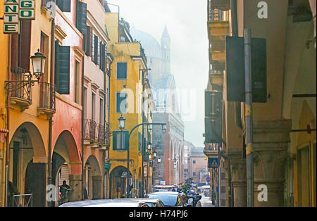 La nebbia di mattina copre la stretta strada vecchia e i contorni della Basilica di Sant'Antonio di Padova Foto Stock