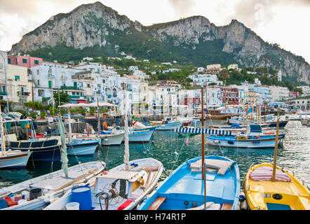 La vista sulla città di Capri dal porto di Marina Grande, Italia Foto Stock