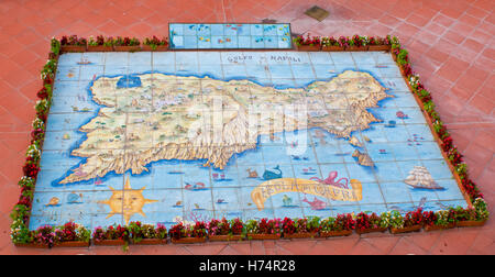 Mappa di Isola di Capri realizzati su piastrelle smaltate in stile tradizionale, Italia. Foto Stock