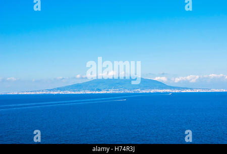 La vista sul Vesuvio da Sorrento Foto Stock