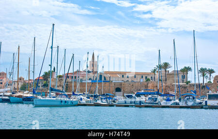 Il porto vecchio con vista sulla città medievale di Alghero, Sardegna, Italia Foto Stock