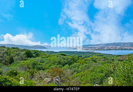 Il piccolo ponte tra la Maddalena e Caprera isole e La Maddalena città sullo sfondo Foto Stock