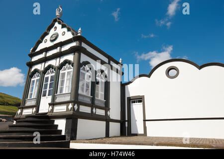 Tradizionale cappella delle Azzorre. Imperio do Porto Martins. Terceira. Il Portogallo. Posizione orizzontale Foto Stock