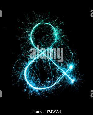 Il simbolo "&" fatta di fuochi d' artificio botti di notte sullo sfondo Foto Stock