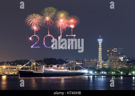 2017 anno nuovo celebrando i fuochi d'artificio su marina bay nella città di Yokohama, Giappone Foto Stock