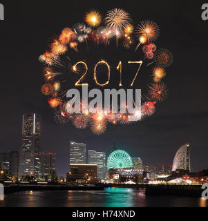 2017 anno nuovo celebrando i fuochi d'artificio su marina bay nella città di Yokohama, Giappone Foto Stock