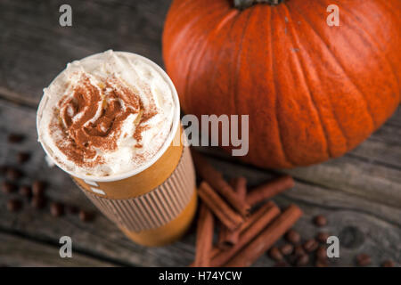 Pumpkin spice latte in un bicchiere di carta Foto Stock