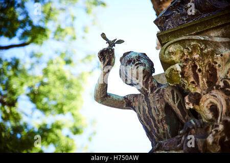 Ragazzo sulla lapide al cimitero di Père Lachaise, Parigi, Francia Foto Stock