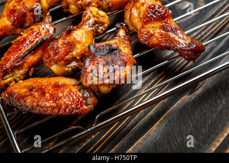 Grigliata di ali di pollo alla griglia Foto Stock