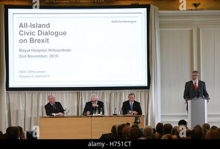 Sinn Fein leader Gerry Adams (a destra), Taoiseach Enda Kenny (seconda a destra) e il ministro degli Affari Esteri Charlie Flanagan (sinistra) all'All-Island dialogo civico su Brexit all'Ospedale Reale di Kilmainham in Dublino. Foto Stock