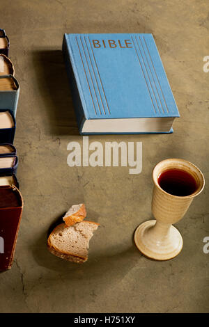 Un calice di vino con il pane e la bibbia Foto Stock