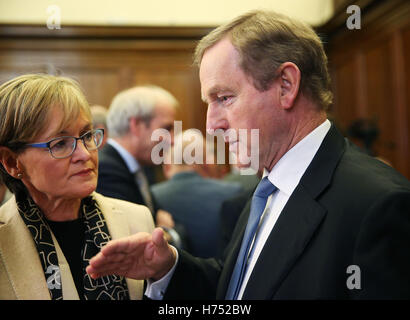 Taoiseach Enda Kenny in conversazione con Mairead McGuinness europarlamentare e vicepresidente del Parlamento europeo, all'All-Island dialogo civico su Brexit all'Ospedale Reale di Kilmainham in Dublino. Foto Stock