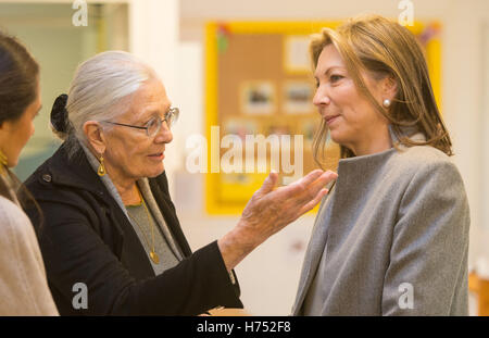 Prima colombiano Lady Maria Clemencia Rodriguez de Santos (destra) incontra Vanessa Redgrave durante una visita congiunta con la Contessa di Wessex a Vanessa scuola materna e parco Cathnor Centro per l'infanzia a ovest di Londra dove hanno incontrato Vanessa Redgrave, che fondò la scuola materna, e hanno visitato il centro. Foto Stock